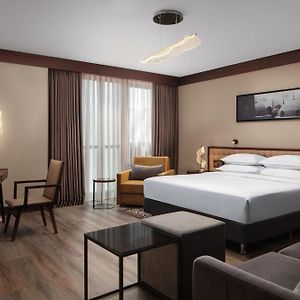 Eck-Zimmer mit Kingsize-Bett